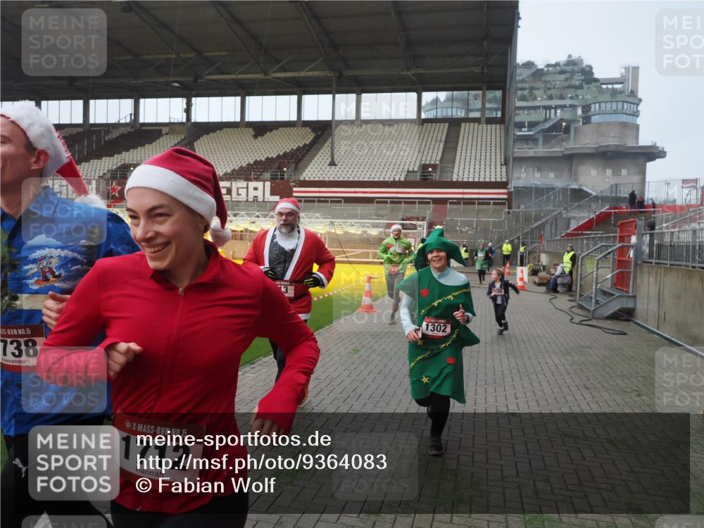 07.12.2025 - St. Pauli X-Mass-Run No. 15 Fabian Wolf http://msf.ph/oto/9364083 07.12.2025 10:04:20 Ziel 113, 1291, 1302, 1712, 1738, 2454, 3188, 4673 meine-sportfotos.de