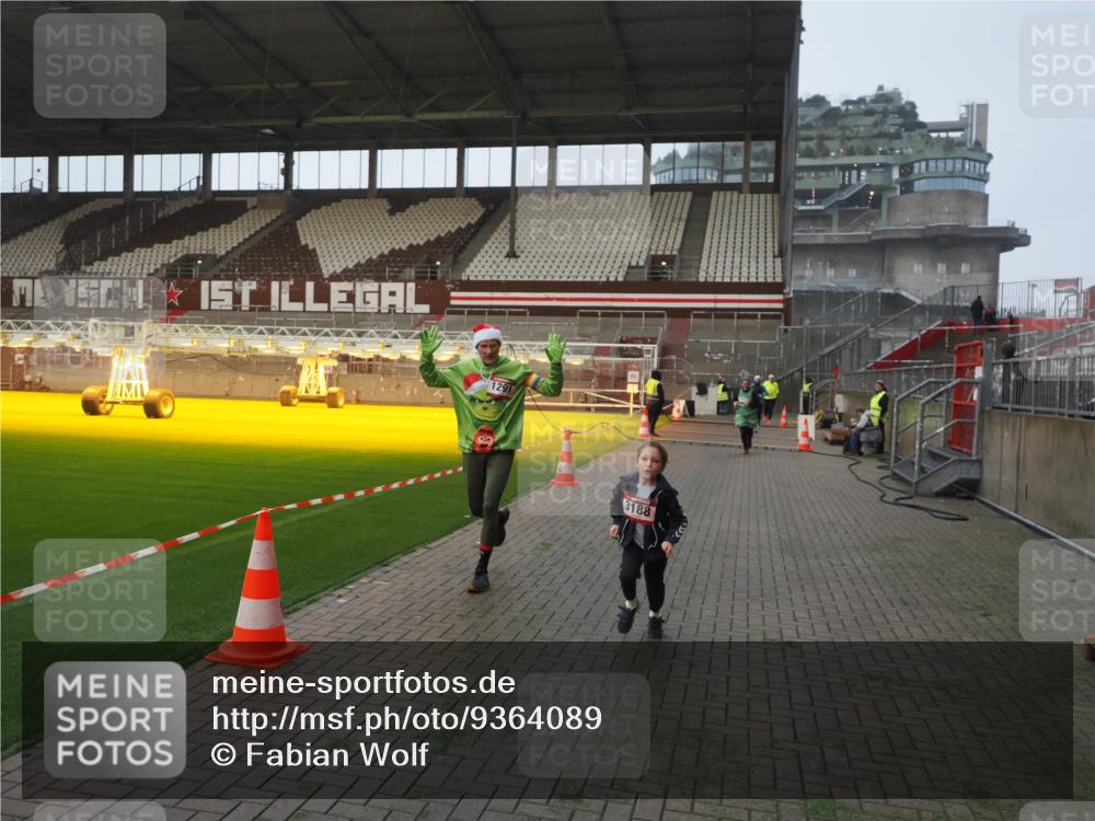 07.12.2025 - St. Pauli X-Mass-Run No. 15 Fabian Wolf http://msf.ph/oto/9364089 07.12.2025 10:04:21 Ziel 113, 1291, 1302, 1712, 1738, 2454, 3188, 4673 meine-sportfotos.de