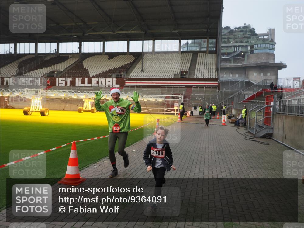 07.12.2025 - St. Pauli X-Mass-Run No. 15 Fabian Wolf http://msf.ph/oto/9364091 07.12.2025 10:04:22 Ziel 113, 1291, 1302, 1712, 1738, 1871, 2454, 3188, 4673 meine-sportfotos.de