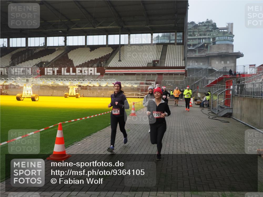 07.12.2025 - St. Pauli X-Mass-Run No. 15 Fabian Wolf http://msf.ph/oto/9364105 07.12.2025 10:04:34 Ziel 713, 1291, 1522, 1701, 1871, 2569, 2570, 3188, 3477, 3894, 3911, 4673 meine-sportfotos.de