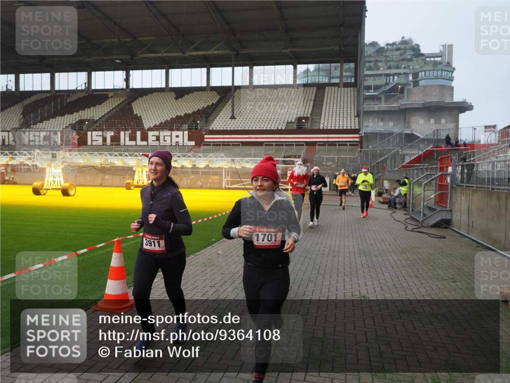 07.12.2025 - St. Pauli X-Mass-Run No. 15 Fabian Wolf http://msf.ph/oto/9364108 07.12.2025 10:04:34 Ziel 713, 1291, 1522, 1701, 1871, 2569, 2570, 3188, 3477, 3894, 3911, 4673 meine-sportfotos.de