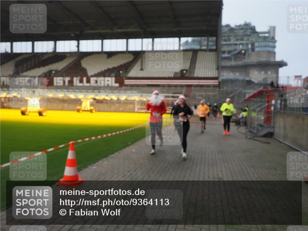 07.12.2025 - St. Pauli X-Mass-Run No. 15 Fabian Wolf http://msf.ph/oto/9364113 07.12.2025 10:04:36 Ziel 713, 1522, 1701, 1871, 2569, 2570, 3477, 3894, 3911, 4673 meine-sportfotos.de