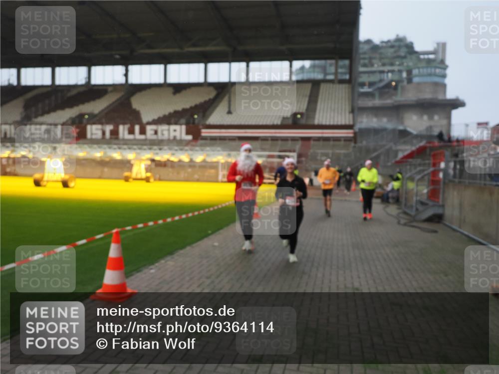 07.12.2025 - St. Pauli X-Mass-Run No. 15 Fabian Wolf http://msf.ph/oto/9364114 07.12.2025 10:04:37 Ziel 713, 1522, 1701, 1871, 2569, 2570, 3477, 3894, 3911, 4673 meine-sportfotos.de