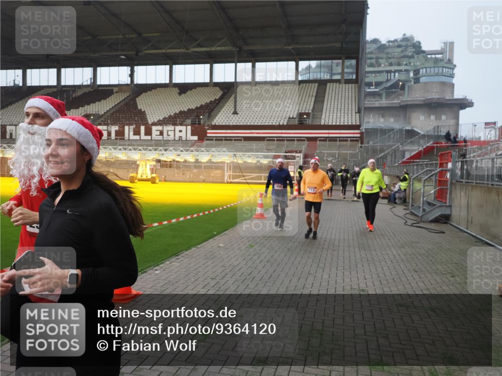 07.12.2025 - St. Pauli X-Mass-Run No. 15 Fabian Wolf http://msf.ph/oto/9364120 07.12.2025 10:04:38 Ziel 713, 1522, 1701, 1871, 2569, 2570, 3477, 3894, 3911, 4080, 4553, 4557, 4673 meine-sportfotos.de