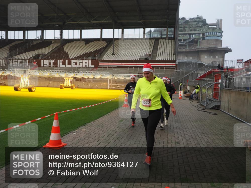 07.12.2025 - St. Pauli X-Mass-Run No. 15 Fabian Wolf http://msf.ph/oto/9364127 07.12.2025 10:04:44 Ziel 713, 1217, 1522, 1701, 2569, 2570, 3477, 3894, 3911, 4080, 4553, 4557 meine-sportfotos.de