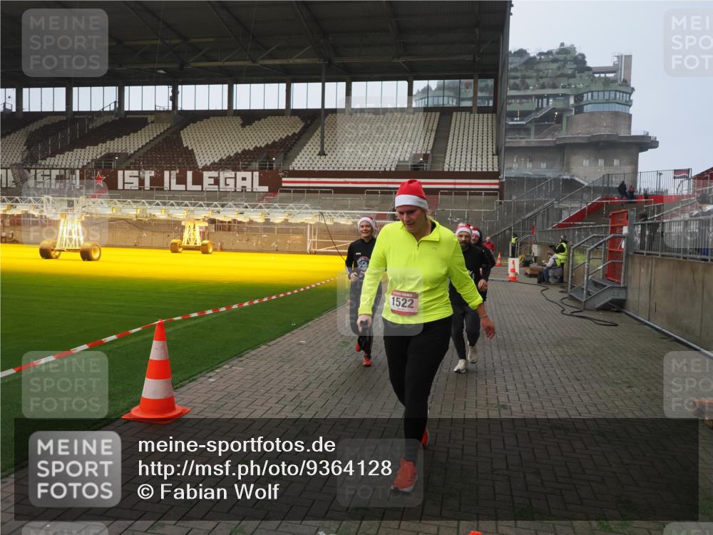 07.12.2025 - St. Pauli X-Mass-Run No. 15 Fabian Wolf http://msf.ph/oto/9364128 07.12.2025 10:04:44 Ziel 713, 1217, 1522, 1701, 2569, 2570, 3477, 3894, 3911, 4080, 4553, 4557 meine-sportfotos.de
