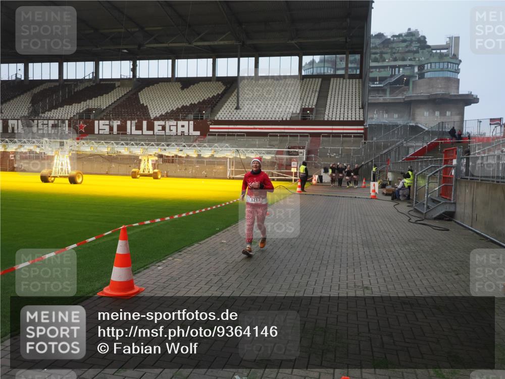 07.12.2025 - St. Pauli X-Mass-Run No. 15 Fabian Wolf http://msf.ph/oto/9364146 07.12.2025 10:04:51 Ziel 713, 1217, 3894, 4080, 4553, 4557 meine-sportfotos.de