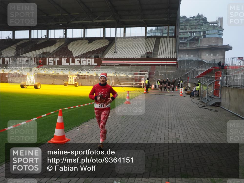 07.12.2025 - St. Pauli X-Mass-Run No. 15 Fabian Wolf http://msf.ph/oto/9364151 07.12.2025 10:04:52 Ziel 713, 1217, 1973, 1991, 2168, 2249, 3894, 4080, 4553, 4557 meine-sportfotos.de