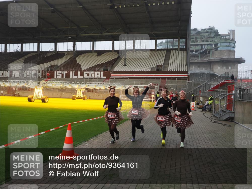 07.12.2025 - St. Pauli X-Mass-Run No. 15 Fabian Wolf http://msf.ph/oto/9364161 07.12.2025 10:05:00 Ziel 202, 210, 292, 699, 1217, 1973, 1991, 2168, 2249, 2856, 2866, 3311 meine-sportfotos.de