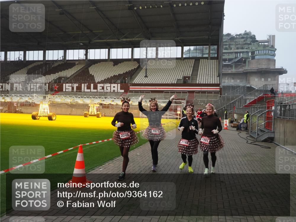 07.12.2025 - St. Pauli X-Mass-Run No. 15 Fabian Wolf http://msf.ph/oto/9364162 07.12.2025 10:05:00 Ziel 202, 210, 292, 699, 1217, 1973, 1991, 2168, 2249, 2856, 2866, 3311 meine-sportfotos.de