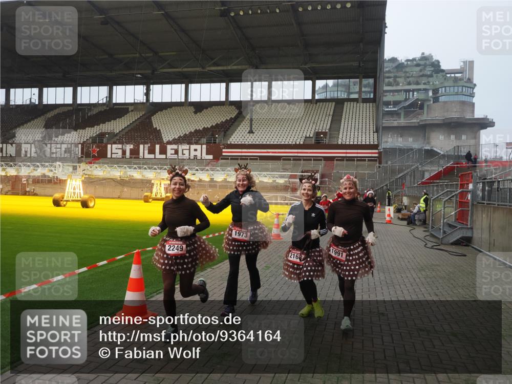 07.12.2025 - St. Pauli X-Mass-Run No. 15 Fabian Wolf http://msf.ph/oto/9364164 07.12.2025 10:05:00 Ziel 202, 210, 292, 699, 1217, 1973, 1991, 2168, 2249, 2856, 2866, 3311 meine-sportfotos.de