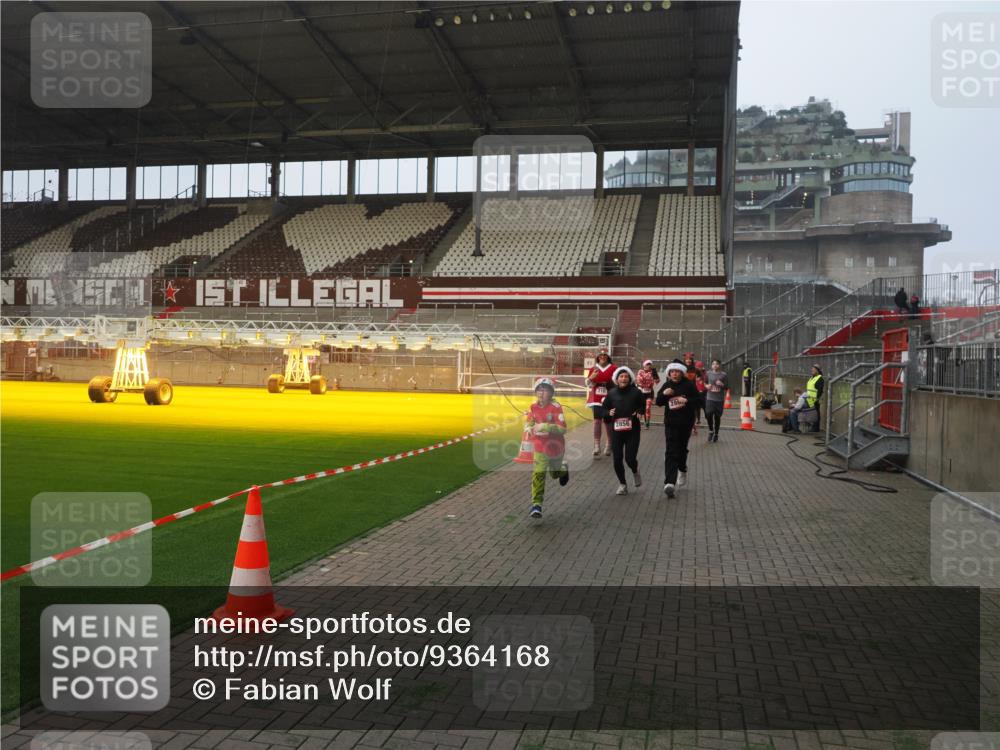 07.12.2025 - St. Pauli X-Mass-Run No. 15 Fabian Wolf http://msf.ph/oto/9364168 07.12.2025 10:05:02 Ziel 202, 210, 292, 699, 1217, 1973, 1991, 2168, 2249, 2856, 2866, 3307, 3311 meine-sportfotos.de
