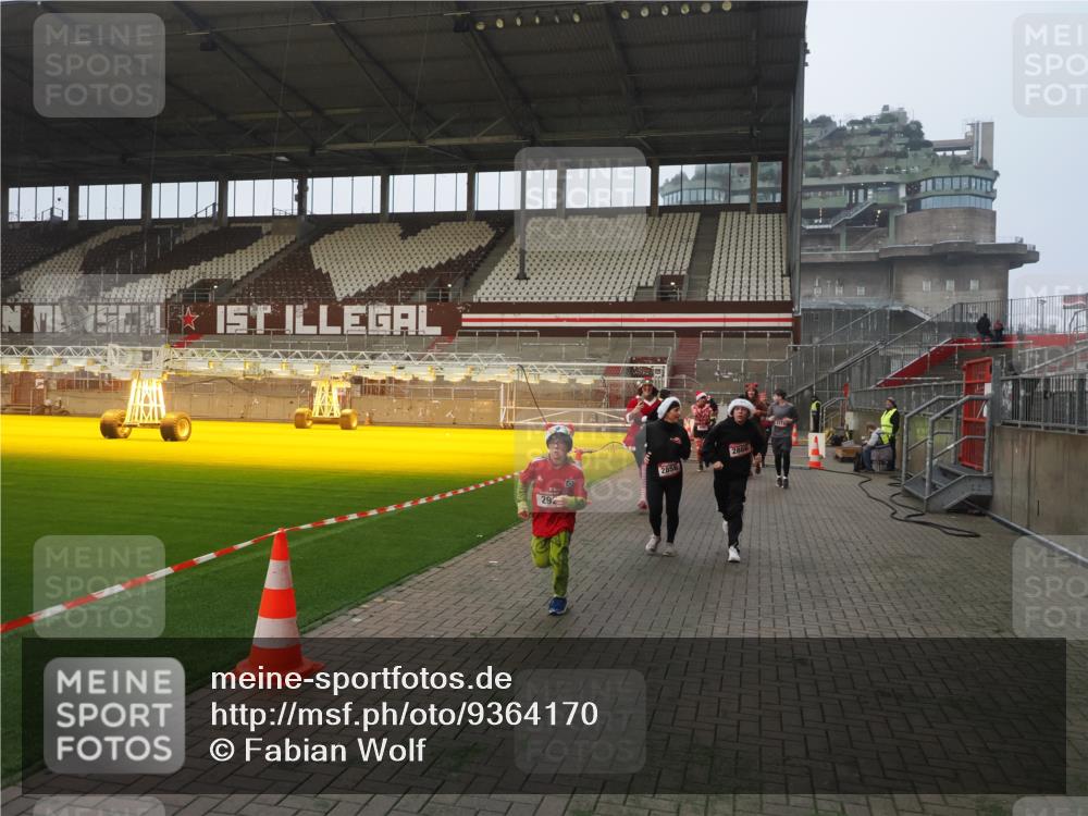 07.12.2025 - St. Pauli X-Mass-Run No. 15 Fabian Wolf http://msf.ph/oto/9364170 07.12.2025 10:05:03 Ziel 202, 210, 292, 699, 1217, 1973, 1991, 2168, 2249, 2856, 2866, 3307, 3311 meine-sportfotos.de