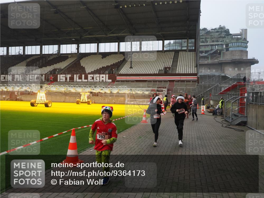 07.12.2025 - St. Pauli X-Mass-Run No. 15 Fabian Wolf http://msf.ph/oto/9364173 07.12.2025 10:05:03 Ziel 202, 210, 292, 699, 1217, 1973, 1991, 2168, 2249, 2856, 2866, 3307, 3311 meine-sportfotos.de
