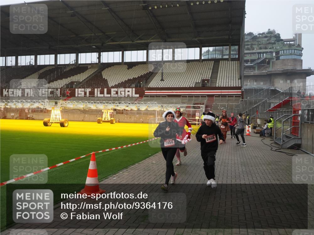 07.12.2025 - St. Pauli X-Mass-Run No. 15 Fabian Wolf http://msf.ph/oto/9364176 07.12.2025 10:05:04 Ziel 202, 210, 292, 699, 1973, 1991, 2168, 2249, 2856, 2866, 3307, 3311 meine-sportfotos.de