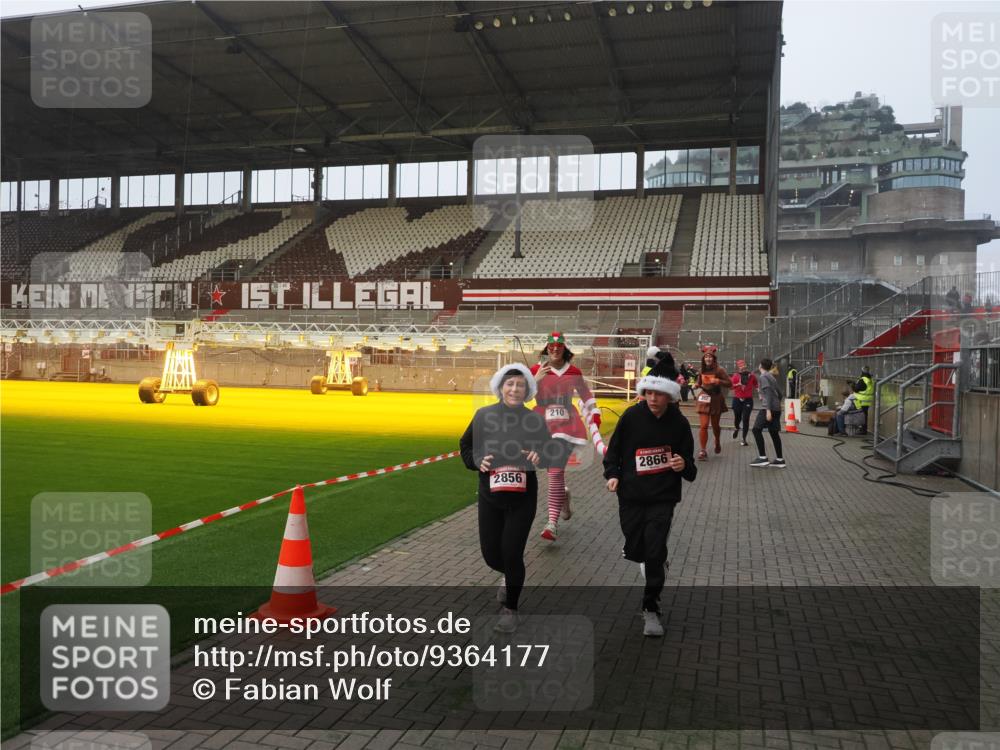 07.12.2025 - St. Pauli X-Mass-Run No. 15 Fabian Wolf http://msf.ph/oto/9364177 07.12.2025 10:05:04 Ziel 202, 210, 292, 699, 1973, 1991, 2168, 2249, 2856, 2866, 3307, 3311 meine-sportfotos.de