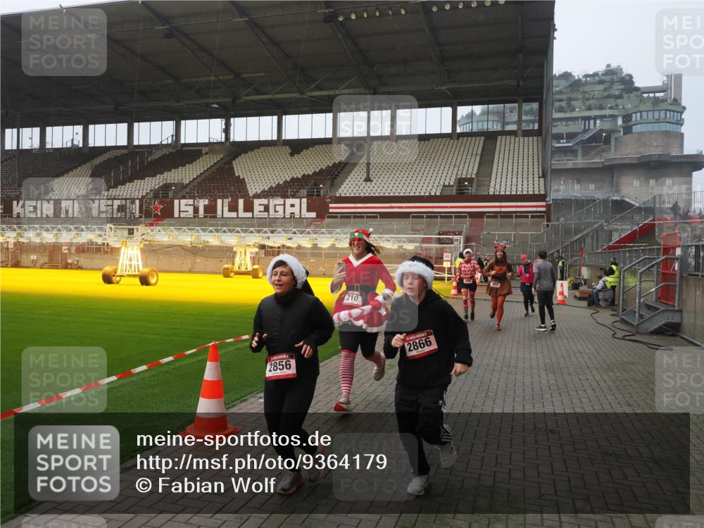 07.12.2025 - St. Pauli X-Mass-Run No. 15 Fabian Wolf http://msf.ph/oto/9364179 07.12.2025 10:05:05 Ziel 202, 210, 292, 699, 1973, 1991, 2168, 2249, 2856, 2866, 3307, 3311 meine-sportfotos.de