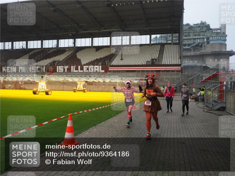 07.12.2025 - St. Pauli X-Mass-Run No. 15 Fabian Wolf http://msf.ph/oto/9364186 07.12.2025 10:05:07 Ziel 202, 210, 292, 699, 1973, 1991, 2168, 2249, 2856, 2866, 3307, 3311 meine-sportfotos.de