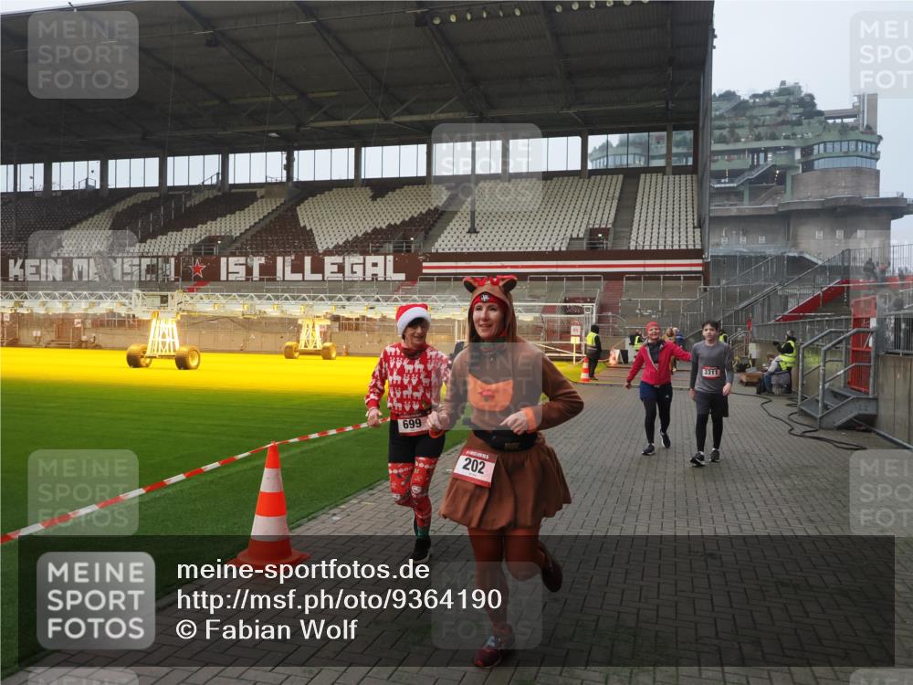 07.12.2025 - St. Pauli X-Mass-Run No. 15 Fabian Wolf http://msf.ph/oto/9364190 07.12.2025 10:05:08 Ziel 114, 202, 210, 292, 699, 1973, 1991, 2168, 2249, 2856, 2866, 3307, 3311 meine-sportfotos.de