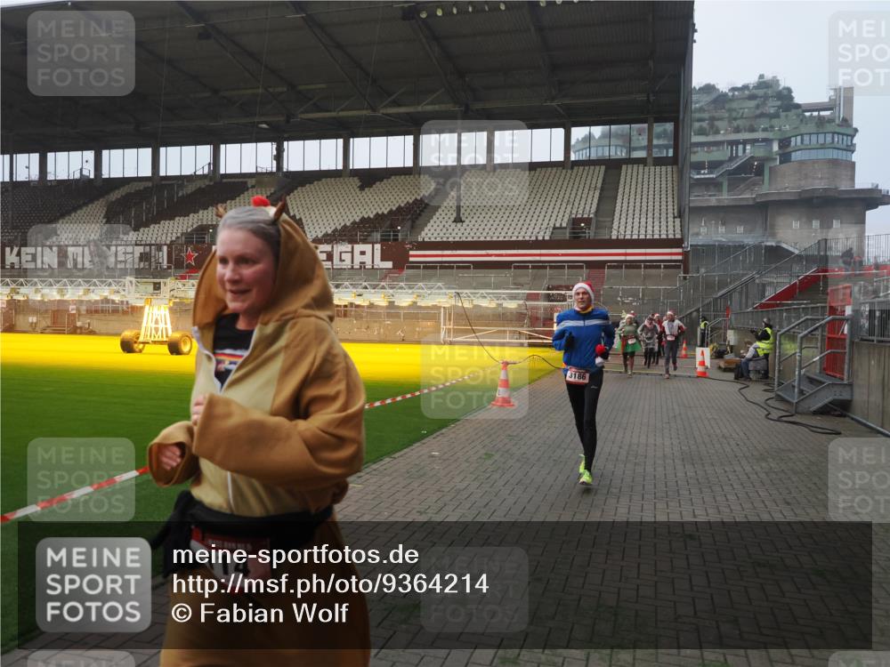 07.12.2025 - St. Pauli X-Mass-Run No. 15 Fabian Wolf http://msf.ph/oto/9364214 07.12.2025 10:05:16 Ziel 114, 202, 210, 292, 699, 1121, 1481, 1661, 1761, 2856, 2866, 3186, 3307, 3311, 4036 meine-sportfotos.de