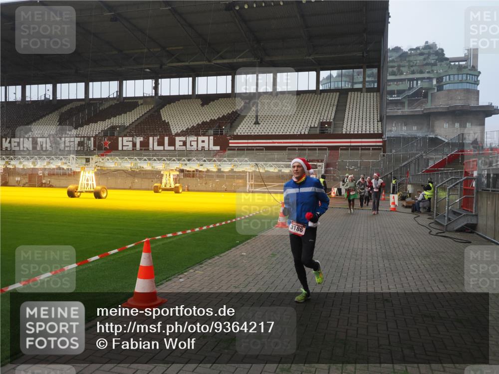 07.12.2025 - St. Pauli X-Mass-Run No. 15 Fabian Wolf http://msf.ph/oto/9364217 07.12.2025 10:05:16 Ziel 114, 202, 210, 292, 699, 1121, 1481, 1661, 1761, 2856, 2866, 3186, 3307, 3311, 4036 meine-sportfotos.de