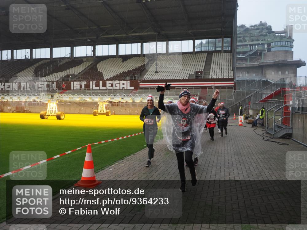 07.12.2025 - St. Pauli X-Mass-Run No. 15 Fabian Wolf http://msf.ph/oto/9364233 07.12.2025 10:05:23 Ziel 114, 543, 668, 950, 1121, 1316, 1374, 1481, 1661, 1761, 3186, 3386, 4036, 4556, 4558 meine-sportfotos.de