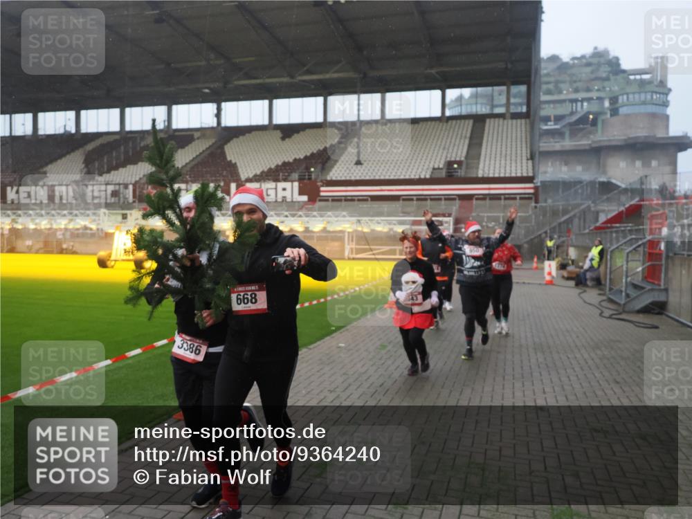 07.12.2025 - St. Pauli X-Mass-Run No. 15 Fabian Wolf http://msf.ph/oto/9364240 07.12.2025 10:05:25 Ziel 114, 543, 668, 950, 1121, 1316, 1374, 1481, 1661, 1761, 3186, 3386, 4036, 4556, 4558 meine-sportfotos.de