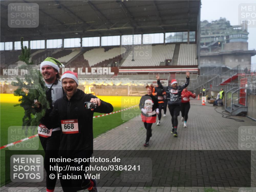 07.12.2025 - St. Pauli X-Mass-Run No. 15 Fabian Wolf http://msf.ph/oto/9364241 07.12.2025 10:05:25 Ziel 114, 543, 668, 950, 1121, 1316, 1374, 1481, 1661, 1761, 3186, 3386, 4036, 4556, 4558 meine-sportfotos.de