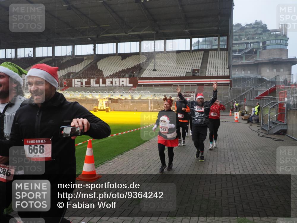 07.12.2025 - St. Pauli X-Mass-Run No. 15 Fabian Wolf http://msf.ph/oto/9364242 07.12.2025 10:05:25 Ziel 114, 543, 668, 950, 1121, 1316, 1374, 1481, 1661, 1761, 3186, 3386, 4036, 4556, 4558 meine-sportfotos.de