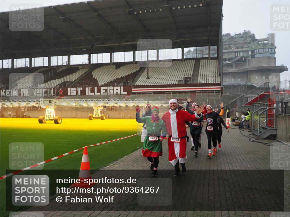 07.12.2025 - St. Pauli X-Mass-Run No. 15 Fabian Wolf http://msf.ph/oto/9364267 07.12.2025 10:05:40 Ziel 54, 123, 363, 385, 512, 945, 1215, 1222, 3231, 4552, 4555, 4556, 4558, 4559, 4560 meine-sportfotos.de