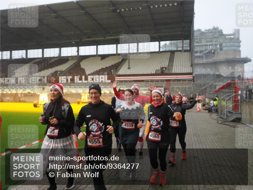 07.12.2025 - St. Pauli X-Mass-Run No. 15 Fabian Wolf http://msf.ph/oto/9364277 07.12.2025 10:05:42 Ziel 2, 3, 54, 123, 363, 385, 512, 945, 1215, 1222, 1789, 1791, 3231, 4195, 4552, 4555, 4559, 4560 meine-sportfotos.de