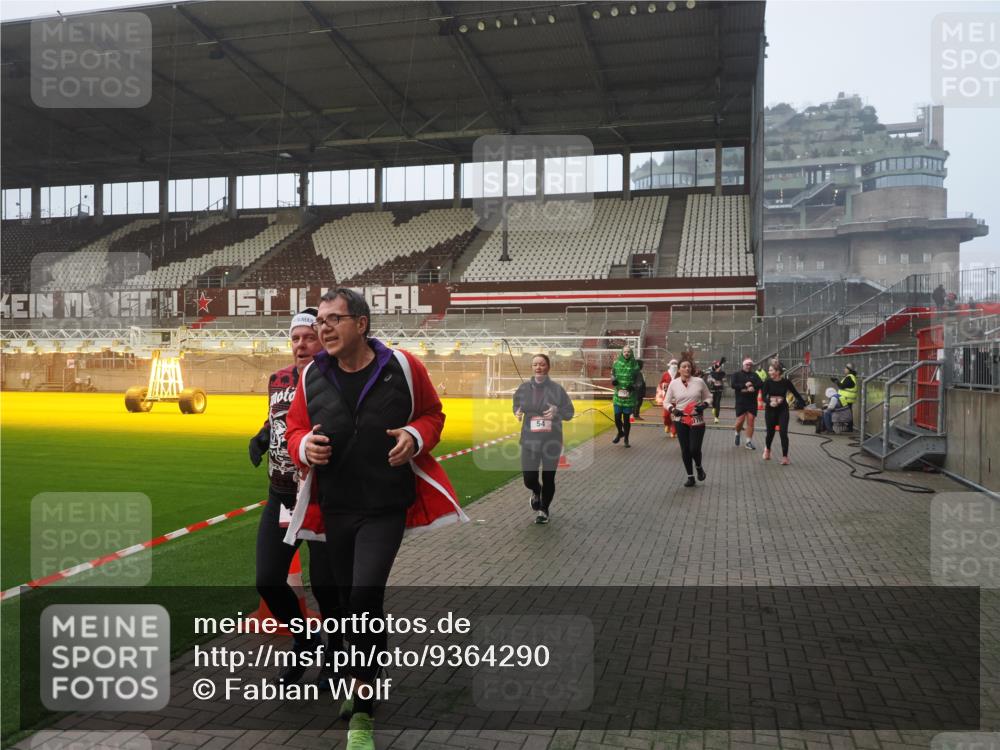 07.12.2025 - St. Pauli X-Mass-Run No. 15 Fabian Wolf http://msf.ph/oto/9364290 07.12.2025 10:05:46 Ziel 2, 3, 54, 123, 363, 385, 512, 945, 1215, 1222, 1789, 1791, 3231, 3877, 4194, 4195, 4552, 4555, 4559, 4560 meine-sportfotos.de