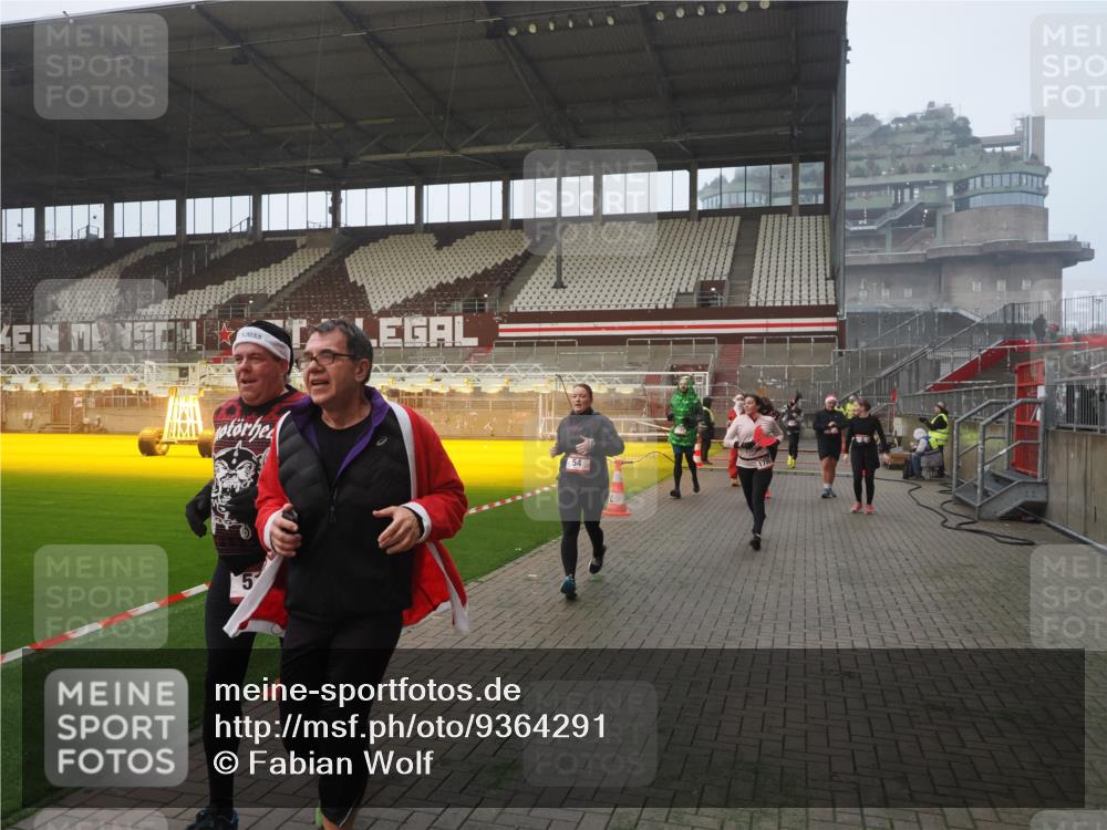 07.12.2025 - St. Pauli X-Mass-Run No. 15 Fabian Wolf http://msf.ph/oto/9364291 07.12.2025 10:05:47 Ziel 2, 3, 54, 123, 363, 385, 512, 945, 1215, 1222, 1789, 1791, 3231, 3877, 4194, 4195, 4552, 4555, 4559, 4560 meine-sportfotos.de