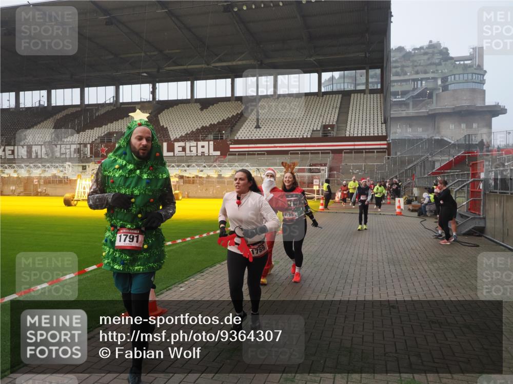 07.12.2025 - St. Pauli X-Mass-Run No. 15 Fabian Wolf http://msf.ph/oto/9364307 07.12.2025 10:05:53 Ziel 2, 3, 54, 123, 363, 424, 512, 676, 834, 945, 1222, 1789, 1791, 2756, 2757, 3877, 4194, 4195 meine-sportfotos.de