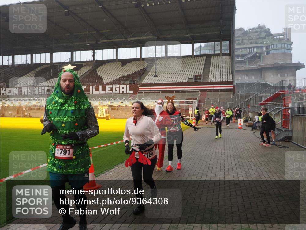 07.12.2025 - St. Pauli X-Mass-Run No. 15 Fabian Wolf http://msf.ph/oto/9364308 07.12.2025 10:05:53 Ziel 2, 3, 54, 123, 363, 424, 512, 676, 834, 945, 1222, 1789, 1791, 2756, 2757, 3877, 4194, 4195 meine-sportfotos.de