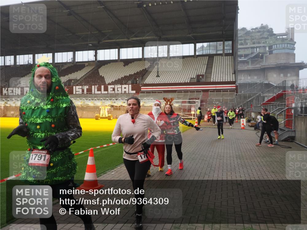 07.12.2025 - St. Pauli X-Mass-Run No. 15 Fabian Wolf http://msf.ph/oto/9364309 07.12.2025 10:05:53 Ziel 2, 3, 54, 123, 363, 424, 512, 676, 834, 945, 1222, 1789, 1791, 2756, 2757, 3877, 4194, 4195 meine-sportfotos.de