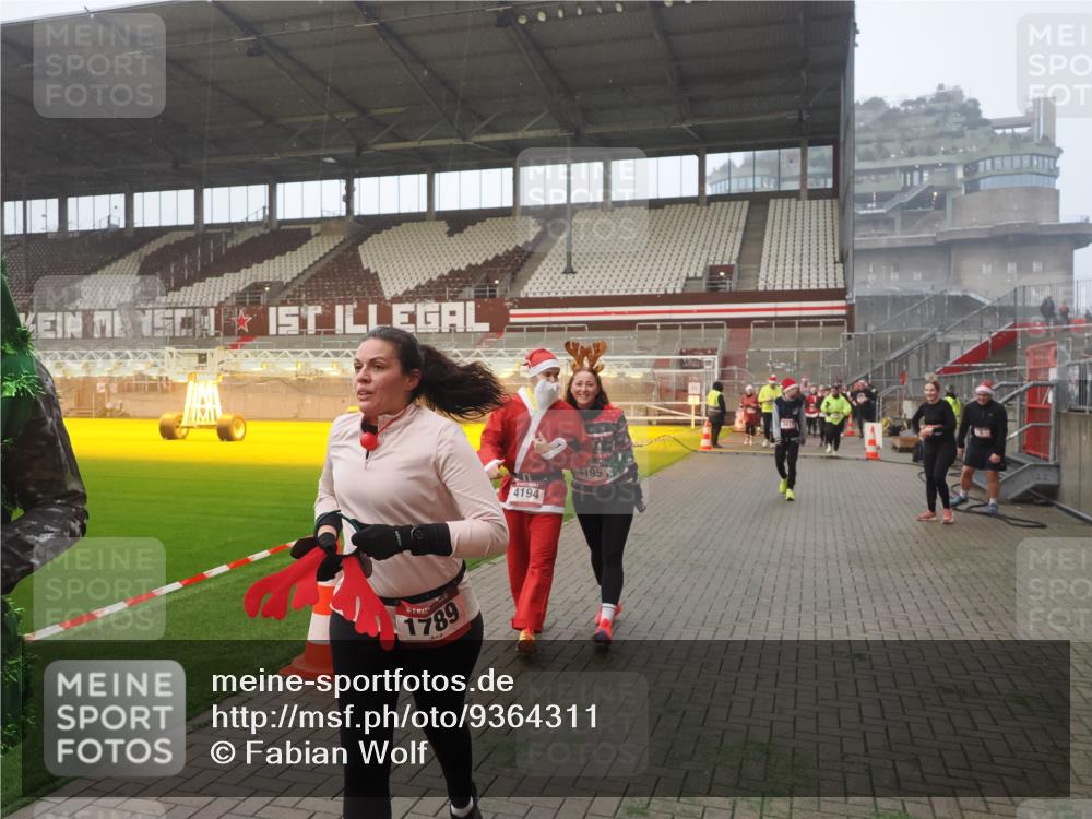 07.12.2025 - St. Pauli X-Mass-Run No. 15 Fabian Wolf http://msf.ph/oto/9364311 07.12.2025 10:05:53 Ziel 2, 3, 54, 123, 363, 424, 512, 676, 834, 945, 1222, 1789, 1791, 2756, 2757, 3877, 4194, 4195 meine-sportfotos.de