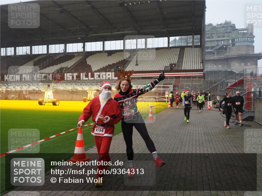 07.12.2025 - St. Pauli X-Mass-Run No. 15 Fabian Wolf http://msf.ph/oto/9364313 07.12.2025 10:05:54 Ziel 2, 3, 54, 123, 363, 424, 512, 676, 805, 834, 1789, 1791, 2756, 2757, 3857, 3877, 4194, 4195 meine-sportfotos.de