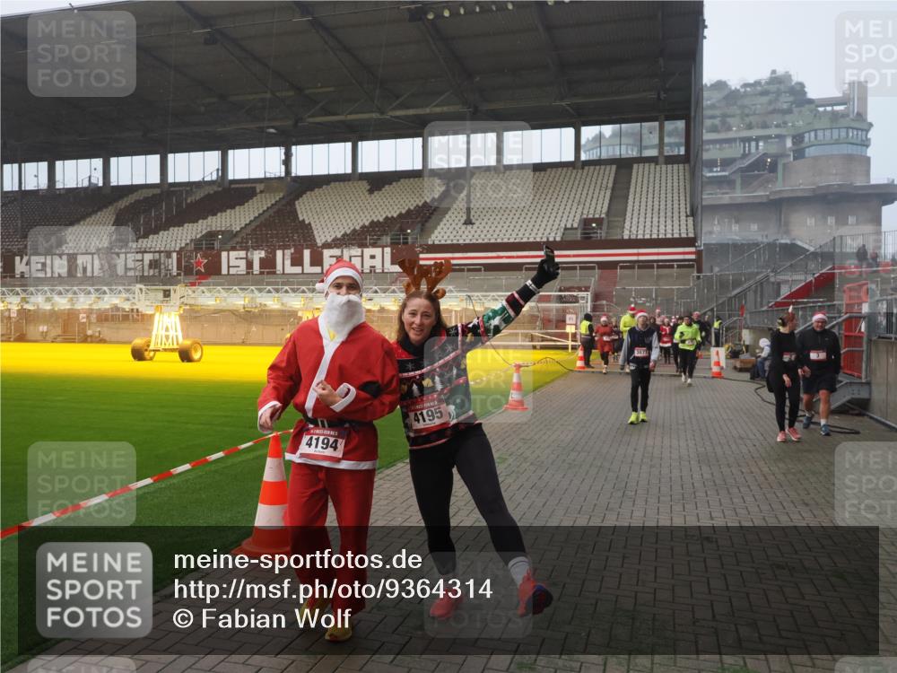 07.12.2025 - St. Pauli X-Mass-Run No. 15 Fabian Wolf http://msf.ph/oto/9364314 07.12.2025 10:05:55 Ziel 2, 3, 54, 363, 424, 512, 676, 805, 834, 1789, 1791, 2756, 2757, 3812, 3814, 3857, 3859, 3877, 4194, 4195, 4235, 4236, 4237 meine-sportfotos.de