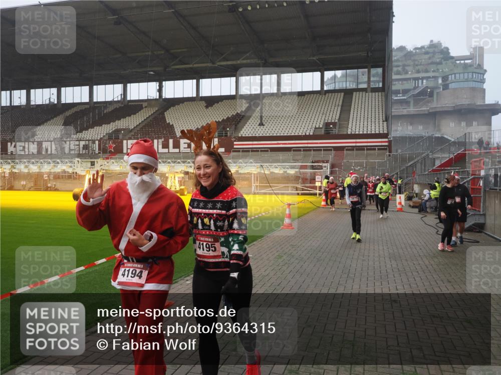 07.12.2025 - St. Pauli X-Mass-Run No. 15 Fabian Wolf http://msf.ph/oto/9364315 07.12.2025 10:05:55 Ziel 2, 3, 54, 363, 424, 512, 676, 805, 834, 1789, 1791, 2756, 2757, 3812, 3814, 3857, 3859, 3877, 4194, 4195, 4235, 4236, 4237 meine-sportfotos.de
