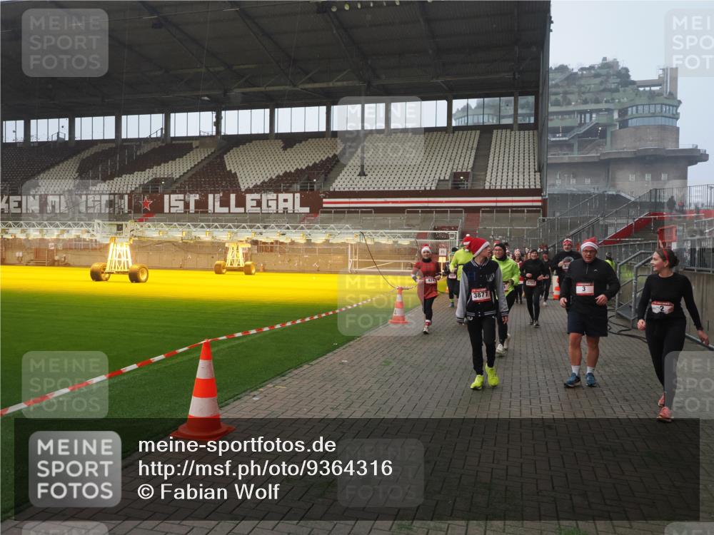 07.12.2025 - St. Pauli X-Mass-Run No. 15 Fabian Wolf http://msf.ph/oto/9364316 07.12.2025 10:05:58 Ziel 2, 3, 54, 180, 424, 468, 676, 805, 834, 1788, 1789, 1791, 2756, 2757, 3172, 3812, 3814, 3857, 3859, 3877, 4194, 4195, 4235, 4236, 4237 meine-sportfotos.de