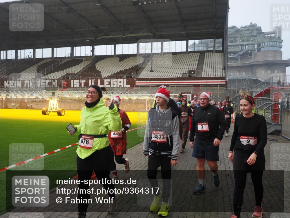 07.12.2025 - St. Pauli X-Mass-Run No. 15 Fabian Wolf http://msf.ph/oto/9364317 07.12.2025 10:06:00 Ziel 2, 3, 148, 180, 424, 468, 676, 805, 834, 1788, 1789, 1791, 2756, 2757, 3093, 3172, 3196, 3812, 3814, 3857, 3859, 3877, 4194, 4195, 4235, 4236, 4237, 4246, 4251 meine-sportfotos.de