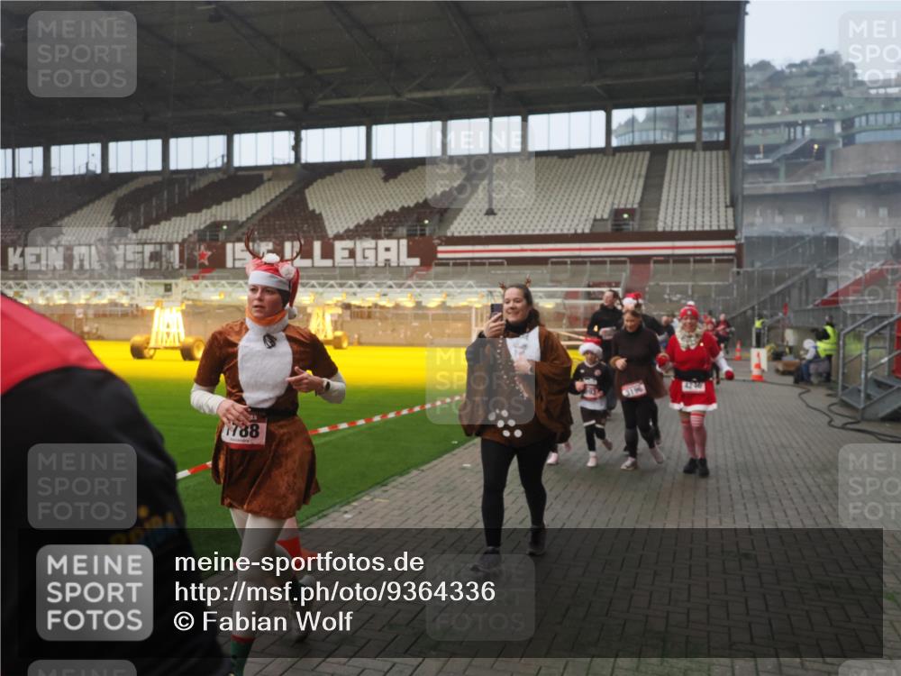 07.12.2025 - St. Pauli X-Mass-Run No. 15 Fabian Wolf http://msf.ph/oto/9364336 07.12.2025 10:06:07 Ziel 127, 148, 180, 424, 468, 676, 805, 834, 893, 967, 969, 1788, 2756, 2757, 2894, 2968, 3093, 3172, 3196, 3812, 3814, 3857, 3859, 4235, 4236, 4237, 4246, 4251, 4670, 4676 meine-sportfotos.de