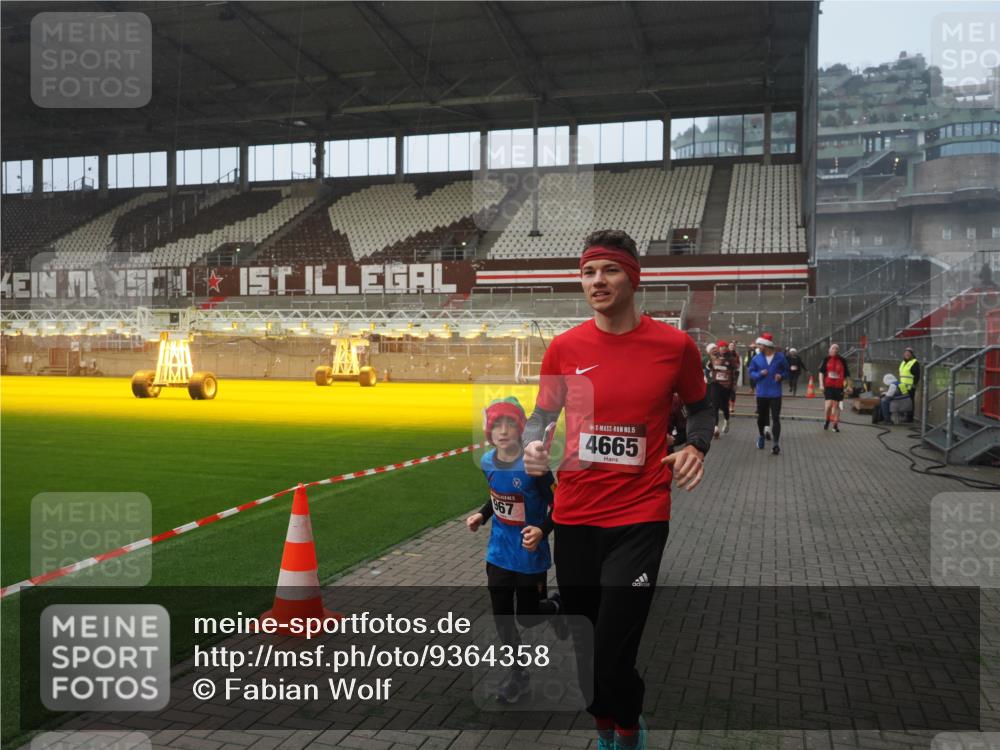 07.12.2025 - St. Pauli X-Mass-Run No. 15 Fabian Wolf http://msf.ph/oto/9364358 07.12.2025 10:06:11 Ziel 127, 148, 180, 424, 468, 676, 805, 834, 893, 967, 969, 1119, 1788, 1937, 2756, 2757, 2894, 2968, 3093, 3172, 3196, 3812, 3814, 3857, 3859, 4235, 4236, 4237, 4246, 4251, 4657, 4665, 4670, 4672, 4676, 4677, 4736, 4739 meine-sportfotos.de