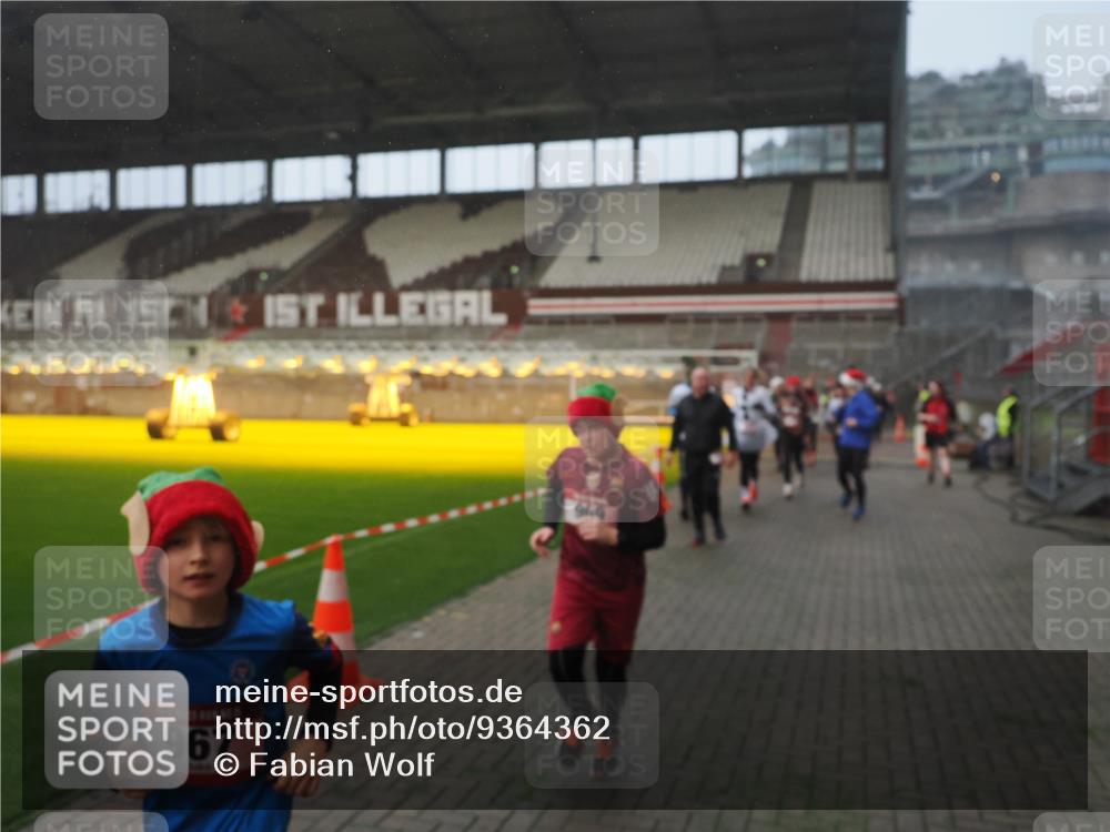07.12.2025 - St. Pauli X-Mass-Run No. 15 Fabian Wolf http://msf.ph/oto/9364362 07.12.2025 10:06:12 Ziel 127, 148, 180, 424, 468, 805, 834, 893, 967, 969, 1119, 1788, 1937, 2756, 2757, 2894, 2968, 3093, 3172, 3196, 3812, 3814, 3857, 3859, 4235, 4236, 4237, 4246, 4251, 4657, 4665, 4670, 4672, 4676, 4677, 4736, 4739 meine-sportfotos.de