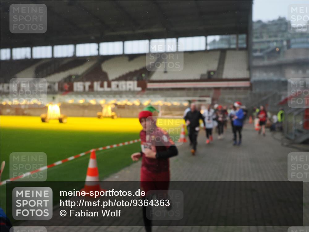07.12.2025 - St. Pauli X-Mass-Run No. 15 Fabian Wolf http://msf.ph/oto/9364363 07.12.2025 10:06:12 Ziel 127, 148, 180, 424, 468, 805, 834, 893, 967, 969, 1119, 1788, 1937, 2756, 2757, 2894, 2968, 3093, 3172, 3196, 3812, 3814, 3857, 3859, 4235, 4236, 4237, 4246, 4251, 4657, 4665, 4670, 4672, 4676, 4677, 4736, 4739 meine-sportfotos.de