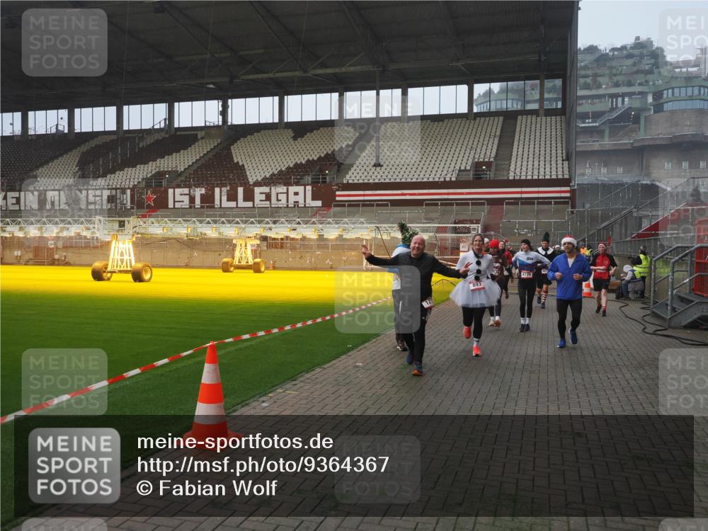07.12.2025 - St. Pauli X-Mass-Run No. 15 Fabian Wolf http://msf.ph/oto/9364367 07.12.2025 10:06:14 Ziel 127, 148, 180, 187, 468, 805, 893, 967, 969, 1119, 1788, 1832, 1937, 2894, 2968, 3093, 3172, 3196, 3812, 3814, 3857, 3859, 4235, 4236, 4237, 4246, 4251, 4657, 4665, 4670, 4672, 4676, 4677, 4736, 4739 meine-sportfotos.de