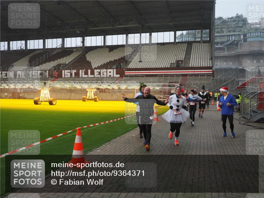 07.12.2025 - St. Pauli X-Mass-Run No. 15 Fabian Wolf http://msf.ph/oto/9364371 07.12.2025 10:06:14 Ziel 127, 148, 180, 187, 468, 805, 893, 967, 969, 1119, 1788, 1832, 1937, 2894, 2968, 3093, 3172, 3196, 3812, 3814, 3857, 3859, 4235, 4236, 4237, 4246, 4251, 4657, 4665, 4670, 4672, 4676, 4677, 4736, 4739 meine-sportfotos.de
