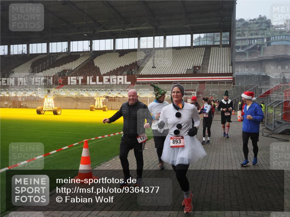 07.12.2025 - St. Pauli X-Mass-Run No. 15 Fabian Wolf http://msf.ph/oto/9364377 07.12.2025 10:06:16 Ziel 127, 148, 180, 187, 468, 893, 967, 969, 1119, 1788, 1832, 1937, 2894, 2968, 3093, 3172, 3196, 4246, 4251, 4657, 4665, 4670, 4672, 4676, 4677, 4736, 4739 meine-sportfotos.de