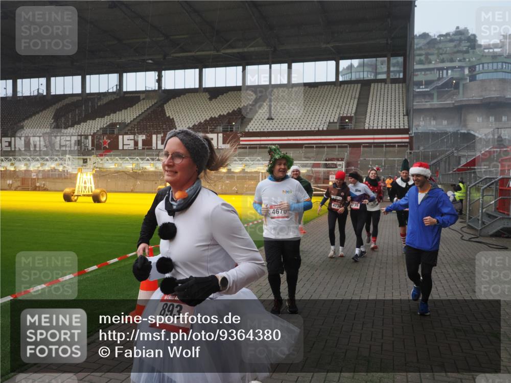 07.12.2025 - St. Pauli X-Mass-Run No. 15 Fabian Wolf http://msf.ph/oto/9364380 07.12.2025 10:06:16 Ziel 127, 148, 180, 187, 468, 893, 967, 969, 1119, 1788, 1832, 1937, 2894, 2968, 3093, 3172, 3196, 4246, 4251, 4657, 4665, 4670, 4672, 4676, 4677, 4736, 4739 meine-sportfotos.de